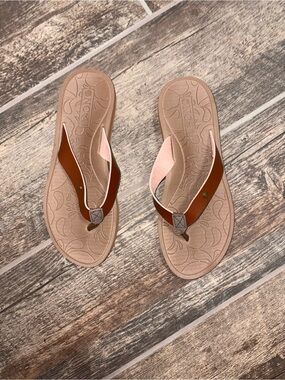 NWOT Women’s Tan and Brown Leather-Trim Flip Flop Sandals - Casual Slip-On